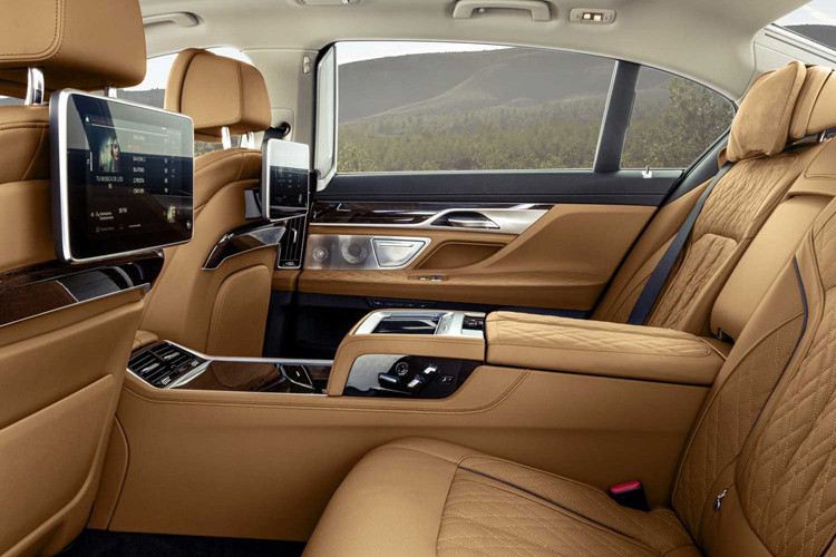 Khu vực hàng ghế phía sau được trang bị hai màn hình cảm ứng 10 inch, có thể tháo rời sử dụng như một máy tính bảng.