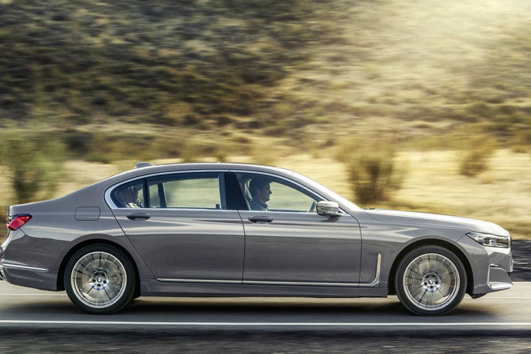 BMW7-Series 2020 được trang bị bộ mâm hợp kim 18 inch trọng lượng nhẹ đi kèm dàn lốp Run-Flat (lốp chống xịt), trong khi đó bản M760Li xDrive có mâm kích thước 20 inch.