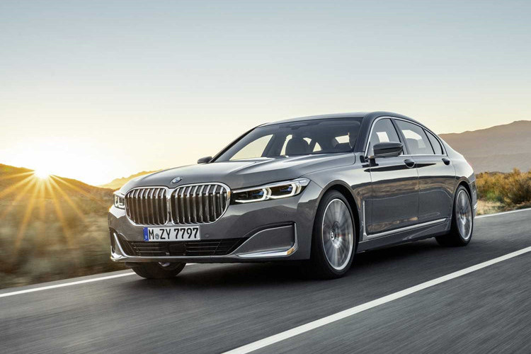 Cụm đèn pha LED được làm thanh mảnh hơn, nối liền với lưới tản nhiệt.