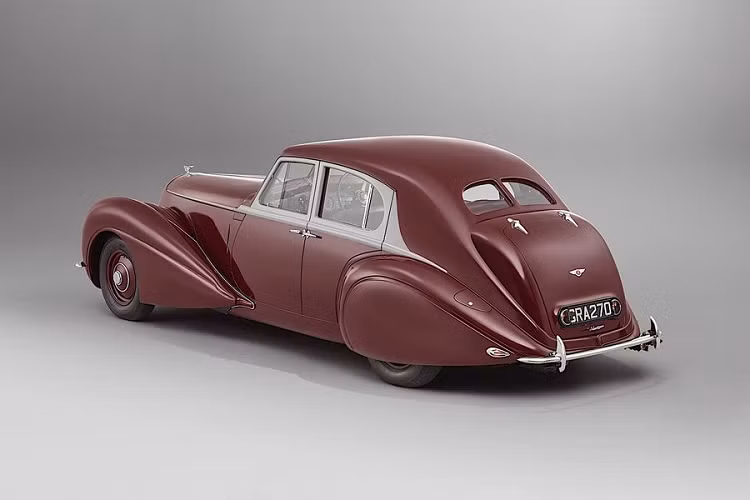 Chia sẻ về chiếc xe Bentley Corniche 1939, ông Adrian Hallmark, Bentley CEO nói rằng: “Corniche 1939 là một bước tiến rõ ràng trong ngôn ngữ thiết kế của Bentley, điều này được thể hiện rõ hơn ở những sản phẩm về sau, đặc biệt là chiếc xe biểu tượng R Type Continental”.