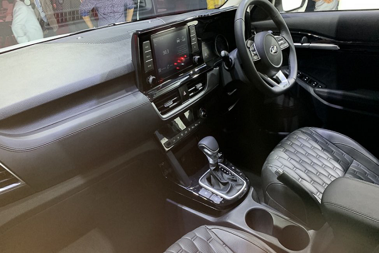 Kia Seltos hoàn toàn mới có kích thước DxRxC là 4.375 x 1.800 x 1.615 mm. Chiều cao của Seltos là 1.600 mm nếu không có giá nóc. Chiều dài trục cơ sở của xe là 2.630 mm.