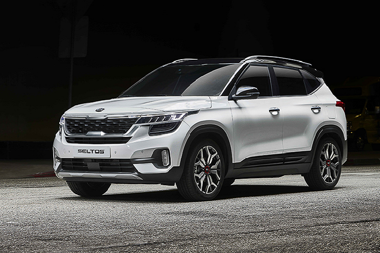 Phần đầu xe nổi bật với cụm lưới tản nhiệt hình mũi hổ rộng nối liền mạch với cụm đèn pha LED 2 tầng, bên cạnh đó cụm đèn sương mù LED cũng được nối liền với nhau bằng một khe hút gió rộng bên dưới.