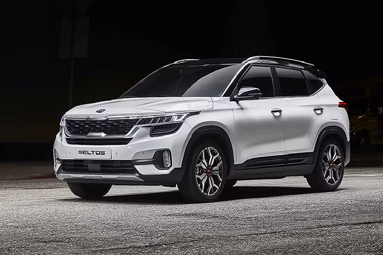 Phần đầu xe nổi bật với cụm lưới tản nhiệt hình mũi hổ rộng nối liền mạch với cụm đèn pha LED 2 tầng, bên cạnh đó cụm đèn sương mù LED cũng được nối liền với nhau bằng một khe hút gió rộng bên dưới.