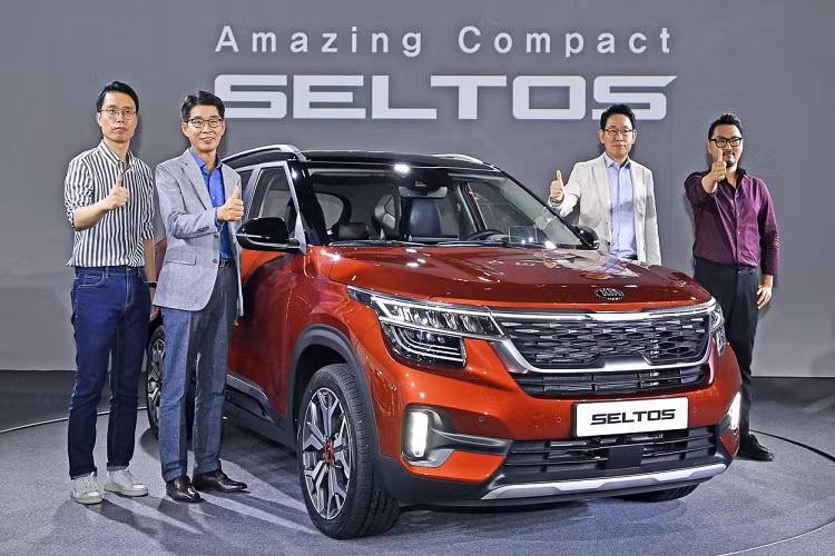 Đúng như dự đoán trước đó, Kia Seltos chia sẻ động cơ với hai người anh em Soul và Forte mới (Cerato). Seltos tại Hàn sẽ được cung cấp 2 tùy chọn động cơ xăng 1.6L tăng áp và dầu 1.6L tăng áp. Trong đó động cơ xăng cho công suất 177 mã lực và mô men xoắn cực đại 265Nm