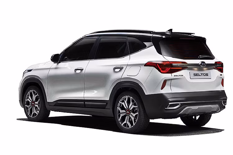 Từ phía sau, cụm đèn hậu LED 3D được tạo hình cực kỳ sắc sảo, ốp cản sau với bộ khuếch tán khi động học đi cùng miệng ống xả cỡ lớn (giả). Seltos sử dụng ‘’dàn chân’’ mâm hợp kim 16, 17 và 18 inch (205/60 R16, 215/55 R17 và 235/45 R18).
