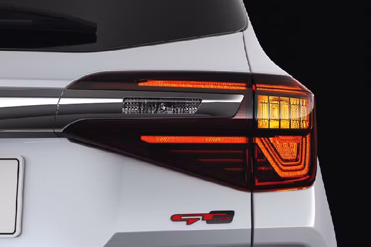 Nội thất Seltos sở hữu hệ thống thông tin giải trí hiện đại với màn hình cảm ứng 10,25 inch, hệ thống ánh sáng bên trong nội thất sẽ thay đổi theo môi trường âm thanh - Sound Mood Lighting, dàn âm thanh cao cấp của Bose 08 loa, Seltos cũng được trang bị màn hình hiển thị sau kính lái HUD 8 inch và hơn thế nữa.