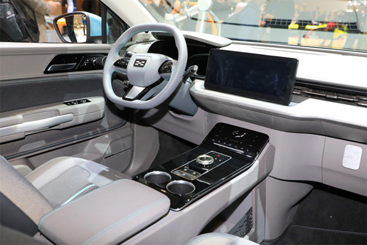 Cung cấp sức mạnh cho U5 là động cơ điện ở cầu trước có công suất 185 mã lực và mô-men xoắn 315 Nm. Bên dưới sàn khoang hành lý, cụm pin lithium-ion 63 kWh được tích hợp tính năng tự động làm mát bằng chất lỏng, cho phép xe có thể hoàn thành quãng đường 460 km trên một lần sạc. Ngoài ra, người dùng còn có tùy chọn lắp thêm cụm pin 18 kWh để gia tăng phạm vi hoạt động thêm 100 km.