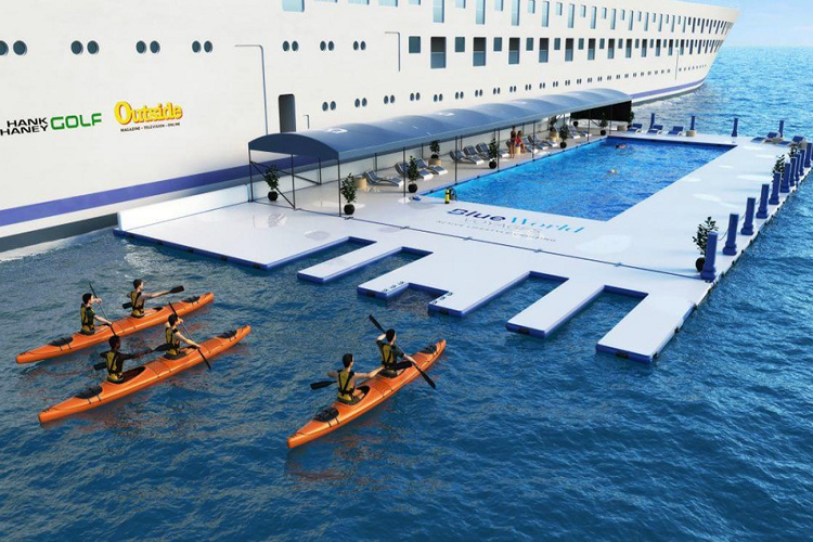 Khi tàu cập cảng, một cấu trúc tạo ra hồ bơi đại dương sẽ được thiết lập để hành khách có thể tắm biển hoặc chèo thuyền xung quanh du thuyền.