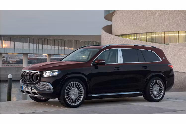 Maybach GLS 2020 mới sở hữu phần lưới tản nhiệt được thiết kế lại hoàn toàn mới với các thanh dọc mảnh mai mạ chrome và xếp sát nhau. Chrome ốp trên cửa sổ, cột B, thềm cửa, mâm hợp kim độc quyền tiêu chuẩn 22 inch (tùy chọn 23 inch), ống xả riêng và huy hiệu Maybach trên cột D. Thềm cửa được kéo dài với bề mặt nhôm cùng dải cao su và đèn chiếu sáng khi trời tối giúp hành khách ra vào dễ dàng nhất