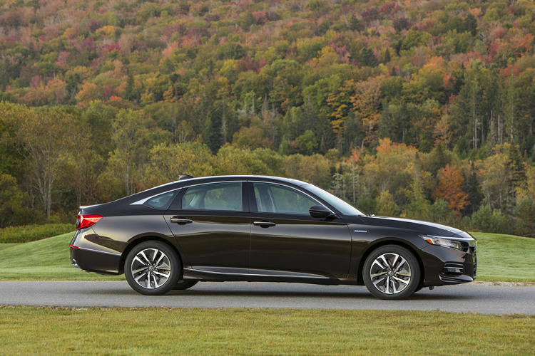 Tại Việt Nam, Honda Accord 2020 dự kiến ra mắt ở Triển lãm VMS 2019 diễn ra vào cuối tháng 10. Tuy nhiên, phiên bản hybrid dùng động cơ 2.0L sẽ không xuất hiện tại thị trường Việt Nam.