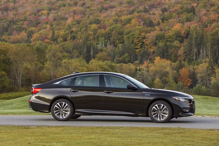 Tại Việt Nam, Honda Accord 2020 dự kiến ra mắt ở Triển lãm VMS 2019 diễn ra vào cuối tháng 10. Tuy nhiên, phiên bản hybrid dùng động cơ 2.0L sẽ không xuất hiện tại thị trường Việt Nam.