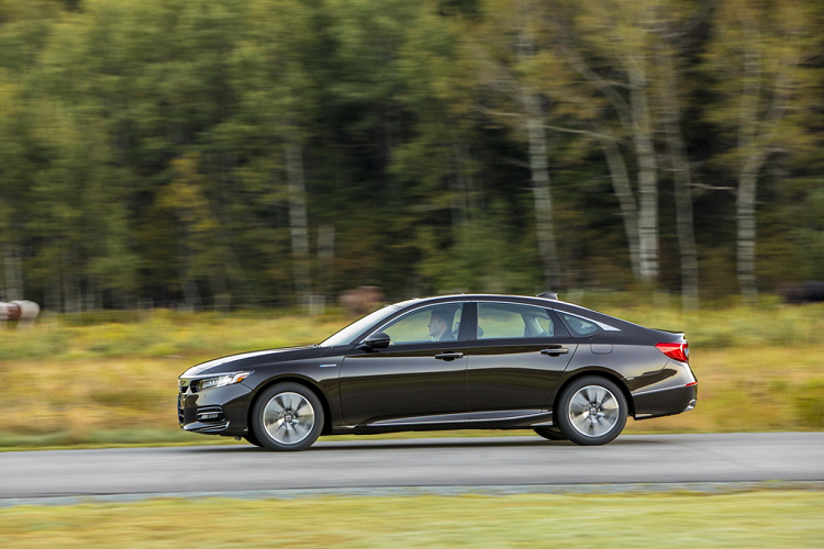 Accord Hybrid 2020 mới có giá bán từ 26.400 USD (khoảng 612 triệu đồng), bao gồm 930 USD phí vận chuyển, và có thể lên đến 36.070 USD (khoảng 835 triệu đồng) cho phiên bản cao cấp nhất Hybrid Touring.