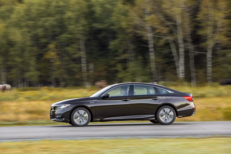 Accord Hybrid 2020 mới có giá bán từ 26.400 USD (khoảng 612 triệu đồng), bao gồm 930 USD phí vận chuyển, và có thể lên đến 36.070 USD (khoảng 835 triệu đồng) cho phiên bản cao cấp nhất Hybrid Touring.