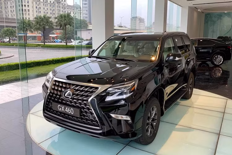 Theo đó, hãng xe hạng sang Nhật Bản - Lexus mới đây đã bắt đầu trưng bày những chiếc GX460 phiên bản nâng cấp 2020 đầu tiên tại showroom chính hãng ở thủ đô Hà Nội. Tuy chỉ là một phiên bản nâng cấp nhẹ nhưng mẫu xe sang Lexus GX460 2020 vẫn sở hữu những thay đổi đáng ghi nhận, đặc biệt ở phần đầu xe với bộ lưới tản nhiệt kích thước "khủng".