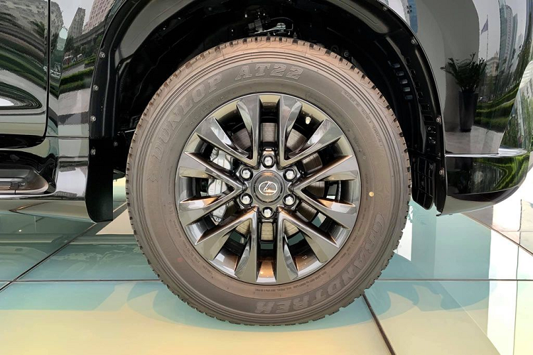 Thương hiệu xe sang Lexus cho biết, GX460 2020 được tích hợp các trang bị an toàn theo chuẩn Lexus Safety System+, bao gồm các tính năng hiện đại như đèn thông minh Intelligent High Beams, hệ thống cảnh báo va chạm trước với tính năng phát hiện người đi bộ, radar, hệ thống cảnh báo lệch làn đường, hệ thống cảnh báo điểm mù, hệ thống cảnh báo va chạm lùi...