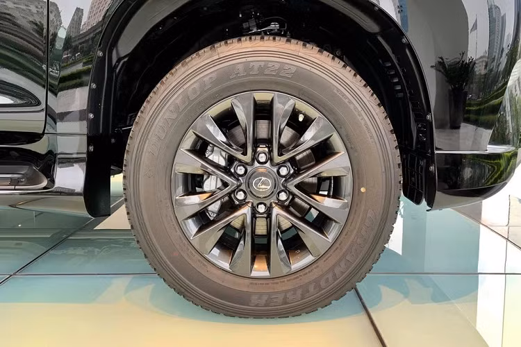 Thương hiệu xe sang Lexus cho biết, GX460 2020 được tích hợp các trang bị an toàn theo chuẩn Lexus Safety System+, bao gồm các tính năng hiện đại như đèn thông minh Intelligent High Beams, hệ thống cảnh báo va chạm trước với tính năng phát hiện người đi bộ, radar, hệ thống cảnh báo lệch làn đường, hệ thống cảnh báo điểm mù, hệ thống cảnh báo va chạm lùi...