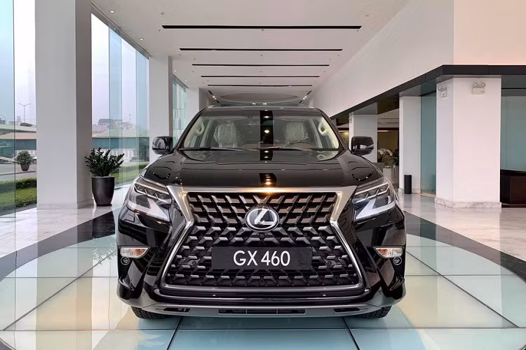 Ngoài ra, Lexus GX460 2020 mới cũng được trang bị thêm nhiều công nghệ hiện đại và tiên tiến như hệ thống thanh cân bằng thuỷ động lực học điện tử, màn hình đa địa hình (Multi-Terrain Monitor) hay màn hình toàn cảnh (Panoramic View Monitors)...