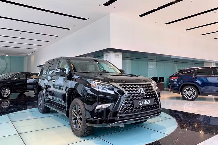 Về truyền động, Lexus GX460 2020 tiếp tục sử dụng khối động cơ V8 4.6L với công suất đầu ra 301 mã lực và mô-men xoắn 446 Nm như thế hệ trước. Đi kèm với đó còn là hệ dẫn động 4 bánh toàn thời gian và hộp số tự động 6 cấp, vi-sai LSD Torsen. Giá xe Lexus GX460 2020 chính hãng bán ra khởi điểm 5,69 tỷ đồng tại Việt Nam.