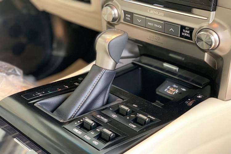 Bên cạnh đó, Lexus GX460 2020 cũng mang trong mình các trang bị vô cùng xịn xò như màn hình đa địa hình (Multi-Terrain Monitor), màn hình toàn cảnh (Panoramic View Monitors) với camera 360 độ, hệ thống kiểm soát khung gầm chủ động, hỗ trợ khởi hành ngang dốc, kiểm soát lực kéo chủ động...