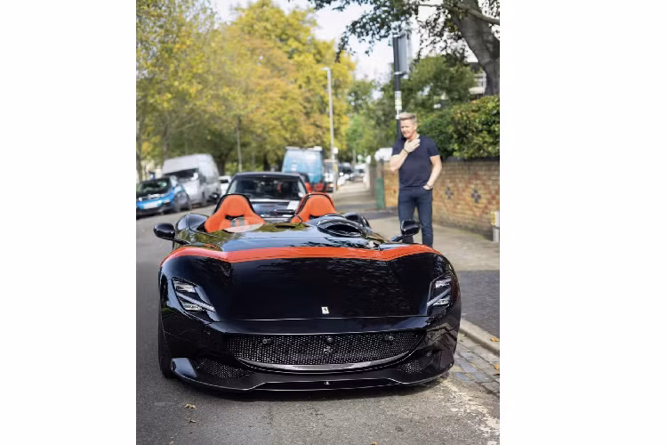 Ferrari Monza SP2 của Gordon Ramsay có phối màu đỏ đen khá “giống” với chiếc được ra mắt tại triển lãm Paris Motorshow 2018. Tuy nhiên, chiếc xe được trang bị thêm một vài chi tiết màu đỏ như đường kẻ ngang capo xe, hay phần tựa ghế trên mui sau cũng được sơn màu đỏ độc đáo với dòng chữ Monza SP2 màu đen nổi bật trên nền đỏ.