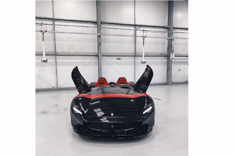 Đây cũng chính là một mẫu xe được phát triển dựa trên cơ sở mẫu Ferrari 812 Superfast, nhưng với diện mạo hoàn toàn mới, có lẽ ít ai nhận ra được “nét” của 812 trên mẫu xe độc đáo này. Đặc biệt hơn, 2 mẫu Monza được ra mắt với kiểu dáng không có kính cắn gió phía trước cũng như mui xe. Dù vậy, cả hai chiếc xe vẫn đều đáp ứng đủ các tiêu chuẩn để được vận hành một cách hợp pháp trên đường phố.