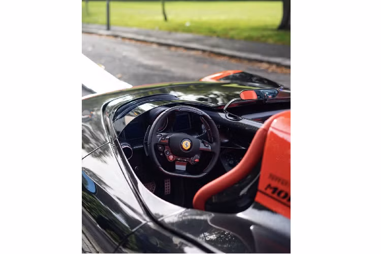 Cặp đôi Ferrari Monza SP1 và SP2 được ra mắt tại triển lãm Paris Motorshow năm 2018. Chiếc xe này nổi bật với thiết kế đầy tính nghệ thuật, hiện đại nhưng lại phảng phất hình dánh của những chiếc xe đua Ferrari từ thế kỉ trước. Chiếc xe gây ấn tượng với những đường nét thiết kế liền mạch hiện đại.