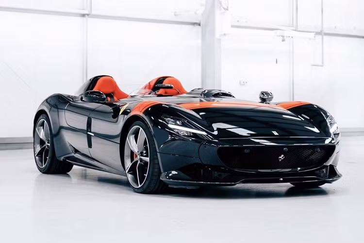 Là một tín đồ của Ferrari, có lẽ việc sở hữu một chiếc Monza SP2 là một điều hiển nhiên với Gordon Ramsay. Chiếc xe này sẽ được “nằm chung” với nhiều mẫu xe đáng giá và hiếm như Ferrari LaFerrari, F12 TDF,…Đồng thời, những chiếc Ferrari mới lạ dần dần góp phần cho bộ sưu tập của “Vua đầu bếp” ngày một trở nên độc đáo hơn, đa dạng hơn.