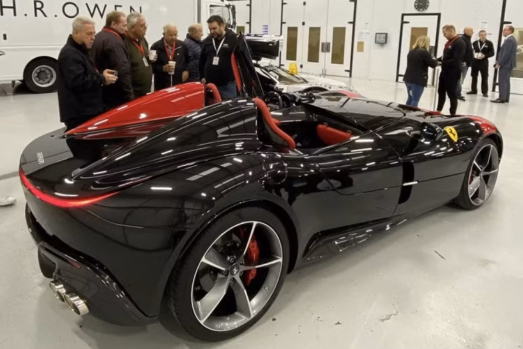 Chiếc xe được trang bị động cơ V12 6.5Lit nạp khí tự nhiên. Động cơ này được cải tiến dựa trên động cơ của 812 Superfast giúp Monza có công suất lên tới 809 mã lực, mô men xoắn cực đại lên tới 7000 vòng/phút.