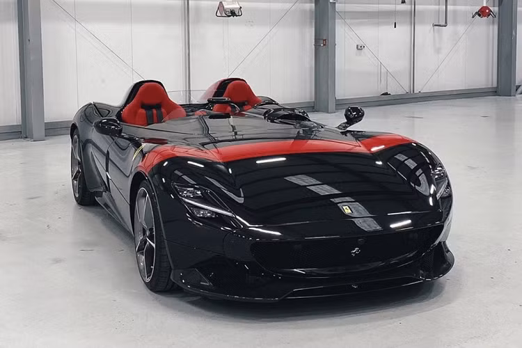 Ferrari Monza có khoang nội thất khá đơn giản và sang trọng. Ferrari loại bỏ đi các chi tiết không cần thiết, chỉ để lại các tính năng cần thiết như bảng điều khiển trung tâm, tay lái tích hợp các nút bấm tiện ích cùng một số chi tiết được làm bằng sợi carbon. Do chiếc xe của Gordon Ramsay mang trên mình sắc đỏ đen chủ đạo, chiếc xe cũng được trang bị nội thất bọc da màu đỏ cũng dây an toàn đa điểm màu đen khá ăn nhập với màu ngoại thất.
