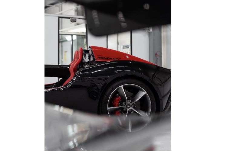 Ferrari Monza sử dụng hộp số ly hợp kép 7 cấp cùng hệ dẫn động cầu sau. Từ đó, chiếc xe có thể tăng tốc từ 0-100km/h chỉ trong vòng 2,9 giây và có thể đạt vận tốc tối đa lên tới hơn 300km/h.