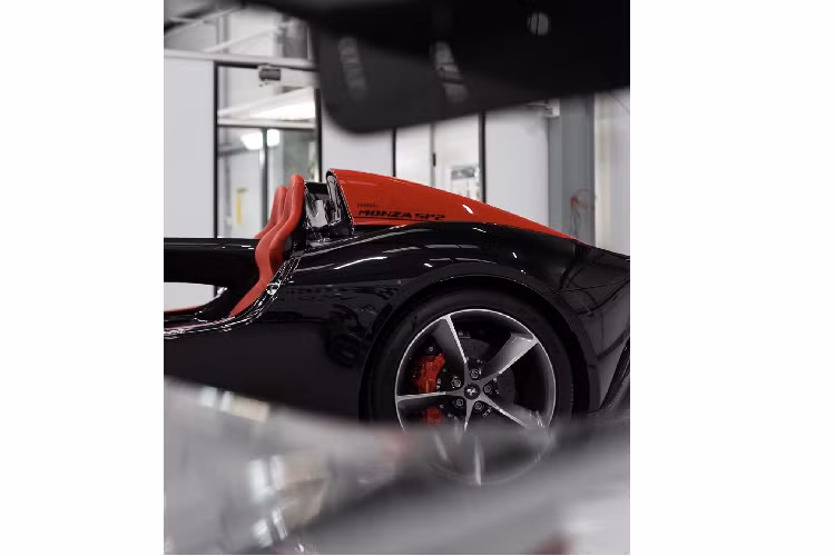 Ferrari Monza sử dụng hộp số ly hợp kép 7 cấp cùng hệ dẫn động cầu sau. Từ đó, chiếc xe có thể tăng tốc từ 0-100km/h chỉ trong vòng 2,9 giây và có thể đạt vận tốc tối đa lên tới hơn 300km/h.