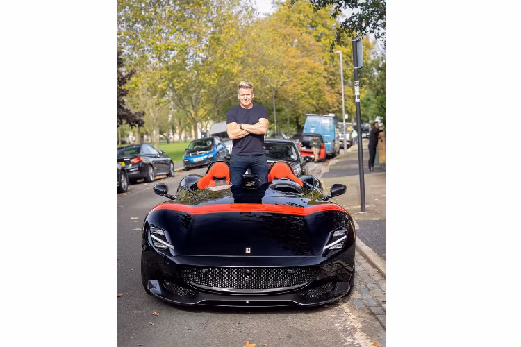 Ngoài ra, Gordon Ramsay còn được biết đến với bộ sưu tập siêu xe có nhiều chiếc xe độc đáo. Có lẽ Gordon Ramsay là một “fan” trung thành của thương hiệu siêu xe Ferrari khi phần lớn nó đều năm trong bộ sưu tập của ông vua đầu bếp này.