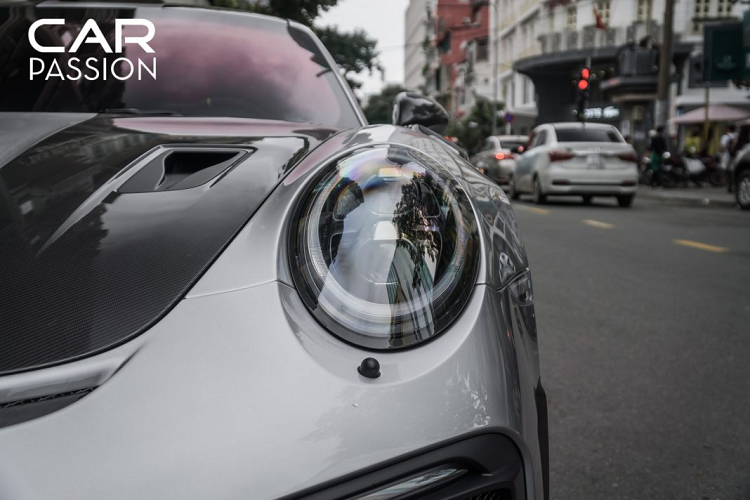 Bên trong, khung chống lật bằng nhôm cũng được thay thế bằng khung chống lật bằng vật liệu titan. Cùng vớí đó, lẫy chuyển số cũng được thay thế bằng sợi carbon siêu nhẹ. Xe sử dụng ghế dạng đua chỉnh cơ với logo Weissach RS được thêu trên tựa đầu ghế, đánh dấu đây là chiếc xe được nâng cấp với gói trang bị đặc biệt.