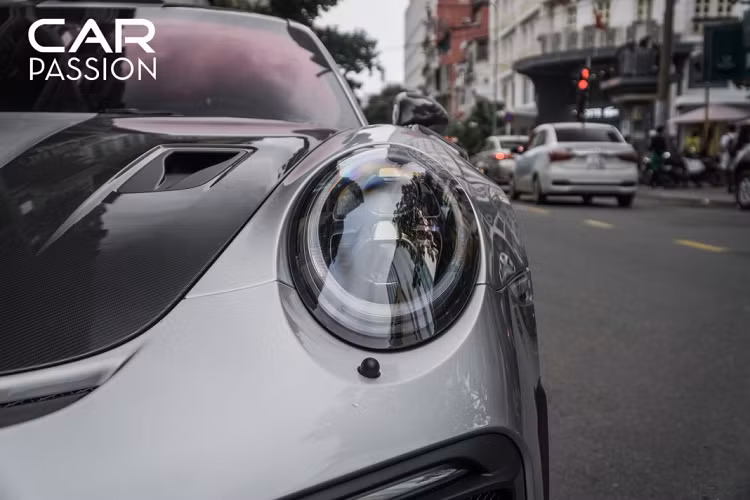 Bên trong, khung chống lật bằng nhôm cũng được thay thế bằng khung chống lật bằng vật liệu titan. Cùng vớí đó, lẫy chuyển số cũng được thay thế bằng sợi carbon siêu nhẹ. Xe sử dụng ghế dạng đua chỉnh cơ với logo Weissach RS được thêu trên tựa đầu ghế, đánh dấu đây là chiếc xe được nâng cấp với gói trang bị đặc biệt.