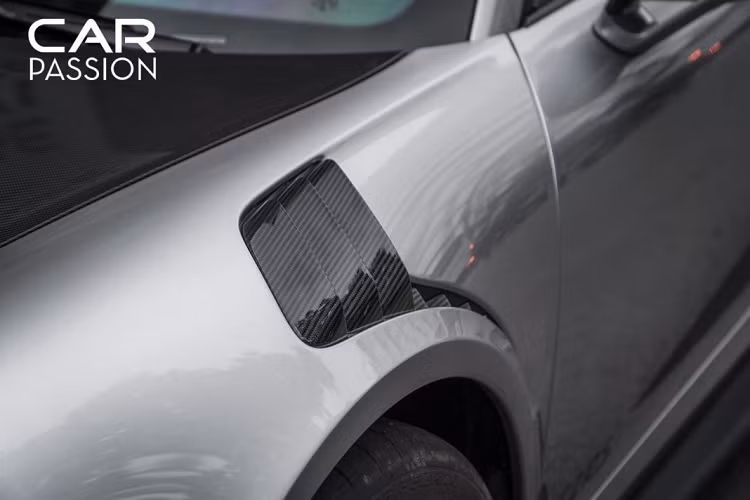 Khi được trang bị gói nâng cấp Weissach, 911 GT2 RS sẽ sở hữu một số chi tiết được thay thế bằng sợi carbon nhằm giảm trọng lượng cho xe. Ca-pô cùng mui xe được làm hoàn toàn bằng sợi carbon, Porsche đã tinh tế khi sơn lên lớp carbon này một dải màu xám chính giữa, chạy dài đến hết đuôi xe.