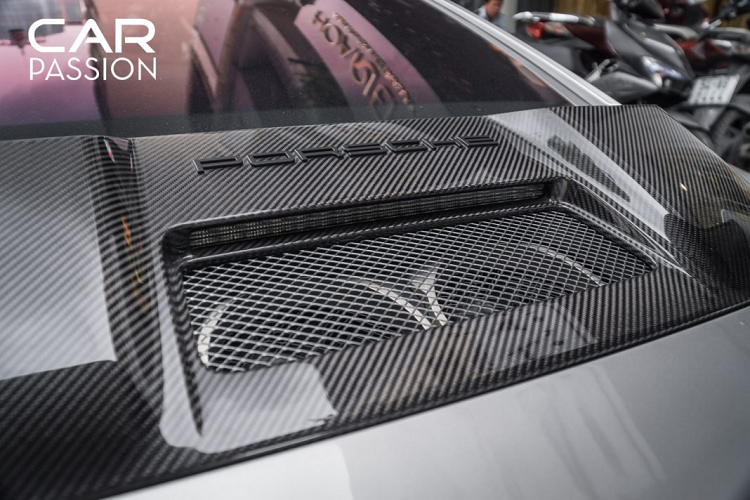 Xe sử dụng hộp số PDK 7 cấp đặc trưng của Porsche nhằm tối ưu khả năng vận hành. Với khả năng tăng tốc từ 0-100 km/h chỉ mất 2,8 giây và có tốc độ tối đa đạt 340 km/h.