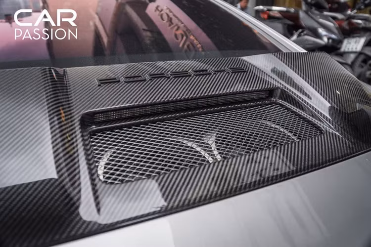 Xe sử dụng hộp số PDK 7 cấp đặc trưng của Porsche nhằm tối ưu khả năng vận hành. Với khả năng tăng tốc từ 0-100 km/h chỉ mất 2,8 giây và có tốc độ tối đa đạt 340 km/h.