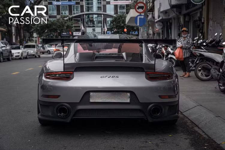 Trên phiên bản này, Porsche vẫn trang bị cho xe động cơ boxer 6 xy-lanh, dung tích 4.0 lít nhưng lại được nâng cấp với hai bộ tăng áp, nhờ đó, khối động cơ này có khả năng sản sinh công suất tối đa 700 mã lực và mô men xoắn cực đại đạt 750 Nm.