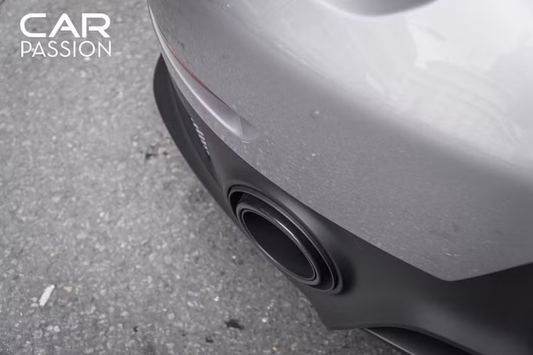 Siêu xe 911 GT2 RS được ghi nhận là mẫu xe thể thao thương mại mạnh mẽ nhất mà hãng Porsche từng sản xuất, với kết cấu và công nghệ gần tương tự với xe đua. Chiếc xe thể thao này có khả năng hoàn thành một vòng đường đua Nurburgring nổi tiếng chỉ trong 6:47.3. 