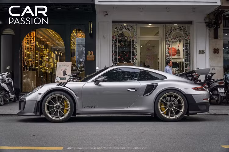 Cuối tuần qua, chiếc 911 GT2 RS độc nhất Việt Nam với gói nâng cấp Weissach đã được chủ nhân cho dạo phố. Tuy không có màu sắc nổi bật thường thấy của những chiếc siêu xe nhưng việc màu bạc GT Silver Metallic của xe phối với bộ mâm màu đồng nhạt cùng một số chi tiết bằng sợi carbon bên ngoài khiến chiếc xe trở nên ấn tượng theo một cách rất thể thao.