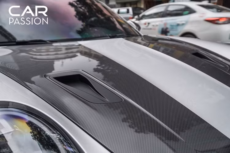 Phần nắp quạt gió phía sau cùng cánh gió cỡ lớn cũng được sử dụng loại vật liệu tương tự. Với những thay thế bằng chi tiết sợi carbon bên ngoài, trọng lượng của xe sẽ được giảm đi khoảng 11,5 kg so với 911 GT2 RS sử dụng gói trang bị Club Sport. Xe sử dụng bộ mâm năm chấu kép với ốc khóa tâm, sơn màu đồng nhạt đẹp mắt.