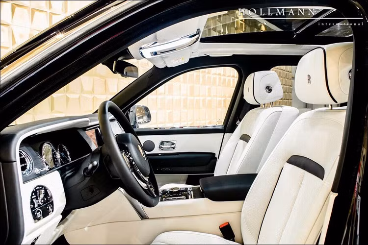 Bản độ Rolls-Royce Cullinan Billionaire này hiện đang được rao bán 726.799 USD (khoảng 17 tỷ đồng), gấp đôi giá nguyên bản 325.000 USD. Bên bán nói rằng nếu đặt hàng, khách sẽ nhận được xe sau 2 tháng.