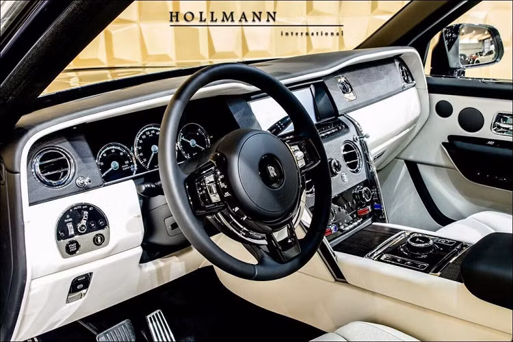 Như vậy, chiếc SUV siêu sang này rẻ hơn giá bán đồn thổi của Rolls-Royce Cullinan Billionaire. Vào thời điểm ra mắt, Rolls-Royce Cullinan Billionaire được cho là có giá khởi điểm 785.000 Euro (khoảng 879.780 USD hay 20,5 tỷ đồng). 