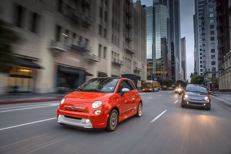 Thực chất là tên viết tắt của Fabbrica Italiana Automobili Torino, Fiat được thành lập năm 1899, là một trong những hãng xe lâu đời nhất thế giới. Fiat mua lại Chrysler năm 2009 sau khi công ty này phá sản. Ngày nay, Fiat-Chrysler Automobiles (FCA) sở hữu các thương hiệu Abarth, Alfa Romeo, Fiat, Fiat Professional, Lancia, Maserati, và tất cả thương hiệu của Chrysler như Dodge, Jeep, và Ram.