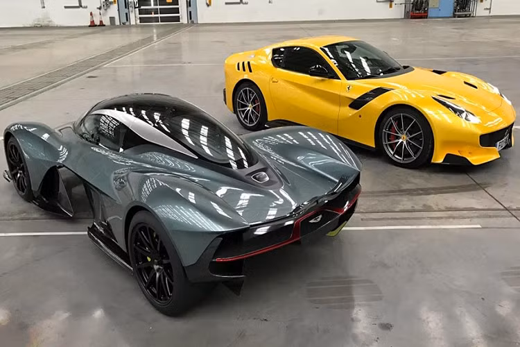 Từng là một phần của Ford cùng Volvo và Jaguar, ngày nay hãng xe Aston Martin là công ty độc lập với nhiều cổ đông và nhà đầu tư chiến lược, trong đó có Daimler của Mercedes-Benz và công ty đầu tư Investindustrial có trụ sở tại London. Nhờ quan hệ mật thiết với Mercedes nên các mẫu xe mới nhất của Aston Martin đều sử dụng động cơ AMG.