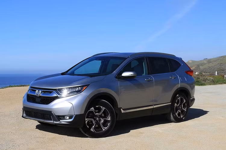 Trong khi hầu hết hãng xe lớn gia nhập ngành công nghiệp ôtô trước hoặc trong đầu thế kỷ 20, mãi tới năm 1948 Honda mới được thành lập. Tên hãng bắt nguồn từ Soichiro Honda, một trong số các nhà sáng lập. Honda sở hữu thương hiệu Acura. Ngoài ôtô, Honda còn sản xuất môtô, scooter, máy cắt cỏ, động cơ cho tàu thuyền, thậm chí cho máy bay.