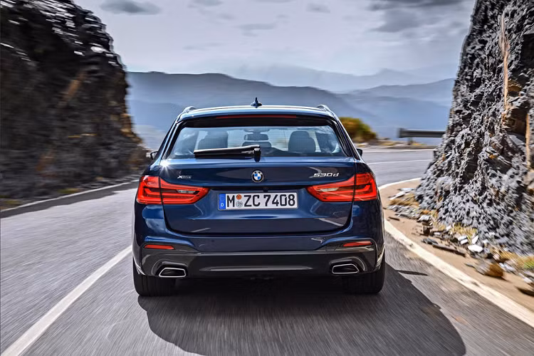 Được thành lập năm 1916, ban đầu là công ty chuyên về động cơ máy bay, BMW dần mở rộng sang sản xuất môtô và ôtô. Ngày nay, BMW sở hữu Mini và Rolls-Royce. Hãng xe Đức bán xe thể thao i3 (điện) và i8 (plug-in hybrid) dưới thương hiệu BMW i. BMW hợp tác chặt chẽ với hãng độ Alpina, cung cấp động cơ điện cho Jaguar – Land Rover.