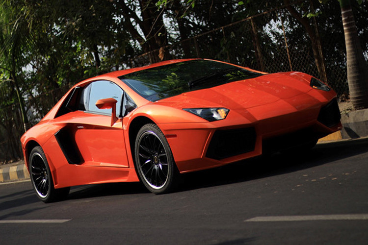 Thậm chí màu sơn cam trên thân xe cũng được đầu tư sơn sửa giống với màu Arancio Argos nổi tiếng của Aventador.