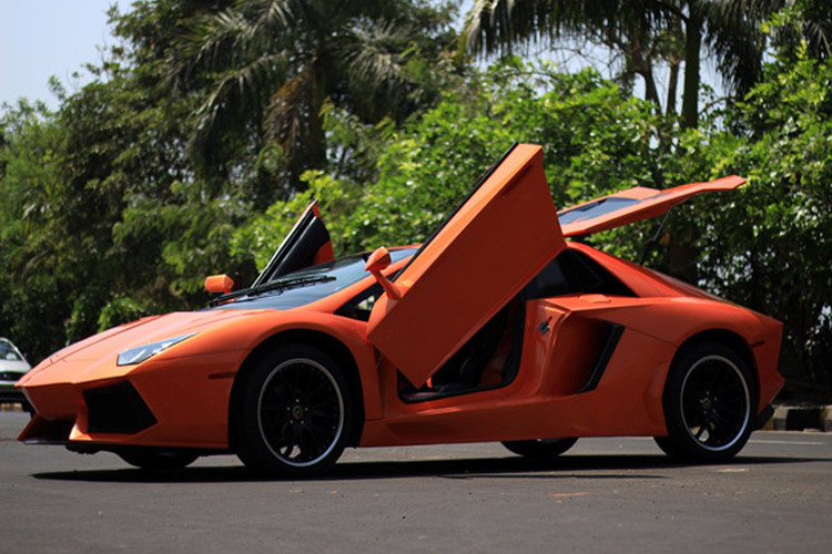 Từ sedan 4 cửa lại lột xác thành siêu xe hai cửa một cách ngoạn mục. Nhiều đánh giá cho rằng, bản sao chép Lamborghini Aventador từ Honda Accord có tỷ lệ hơi kỳ lạ, giống với chiếc coupe 2 cửa hơn là siêu xe.