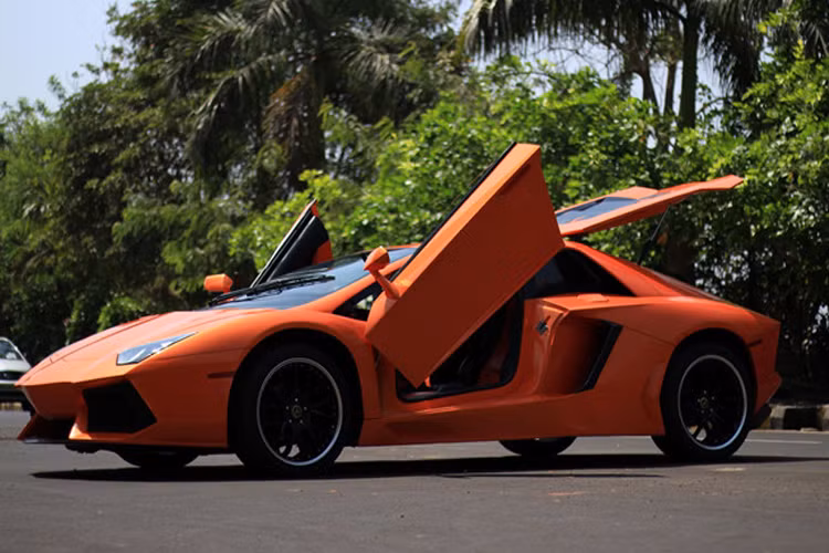 Từ sedan 4 cửa lại lột xác thành siêu xe hai cửa một cách ngoạn mục. Nhiều đánh giá cho rằng, bản sao chép Lamborghini Aventador từ Honda Accord có tỷ lệ hơi kỳ lạ, giống với chiếc coupe 2 cửa hơn là siêu xe.